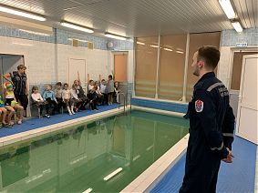 Спасатели проводят занятия со школьниками в бассейнах Зеленограда