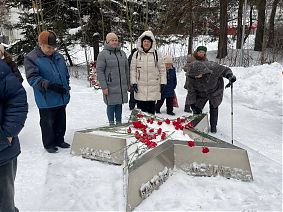Возложение цветов и венков к памятным местам воинских захоронений